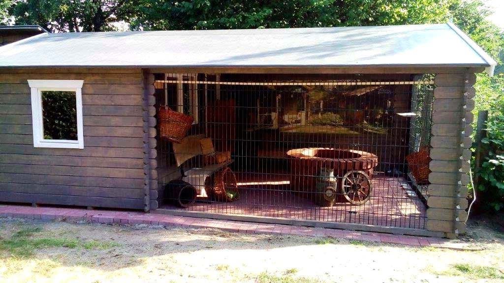 Seitenansicht des Saloons mit gesichertem Freilauf