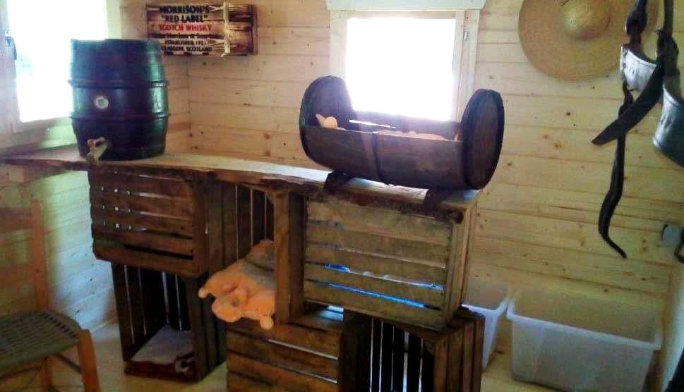 Kletter- und Liegemöbel aus Holzkisten im Saloon
