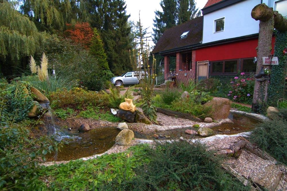 Der Hof von Heikes Katzenhotel — eine ehemalige Försterei mit Teich und Garten