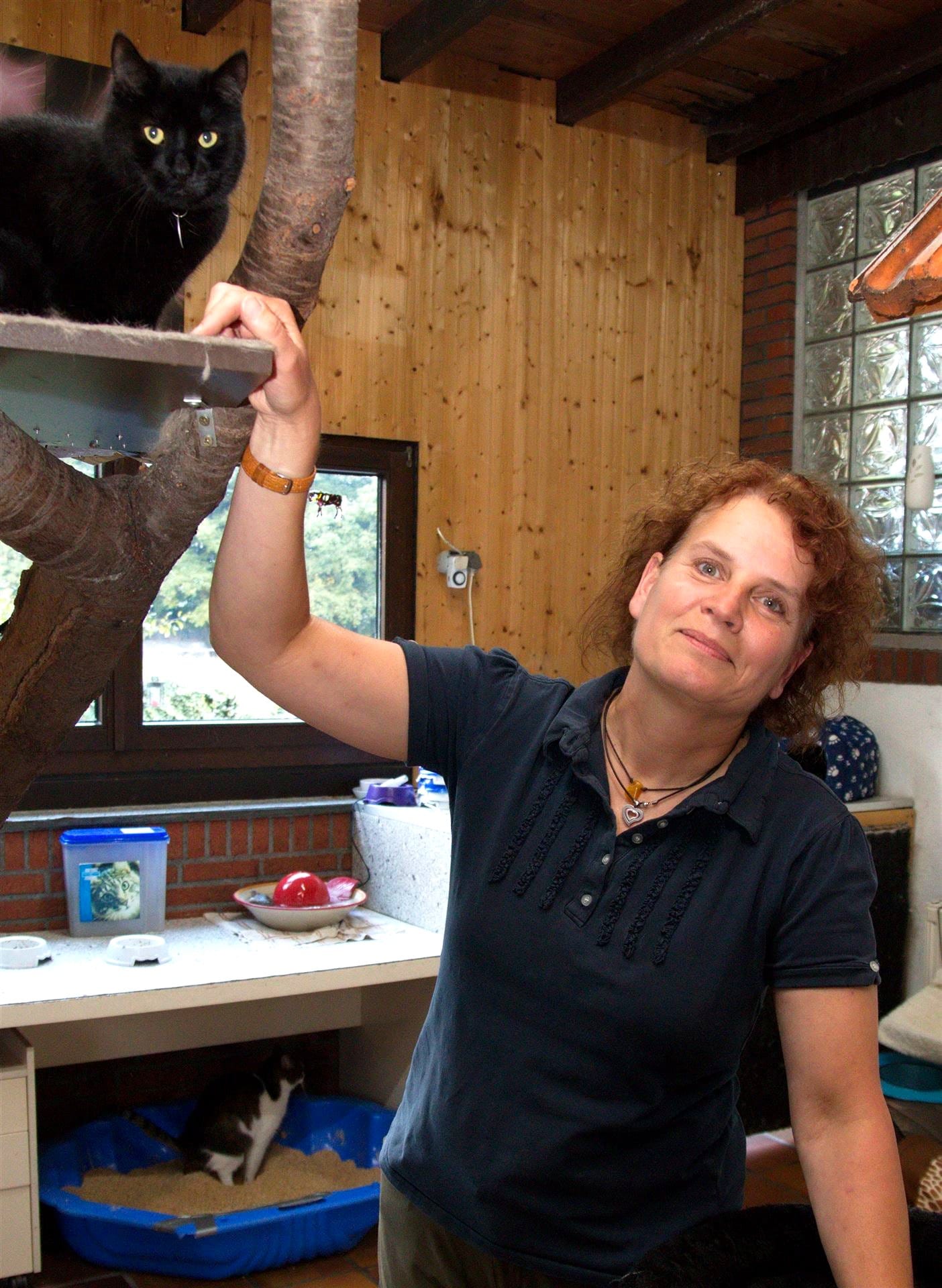 Heike Kaufmann-Müller im Katzenhaus von Heikes Katzenhotel
